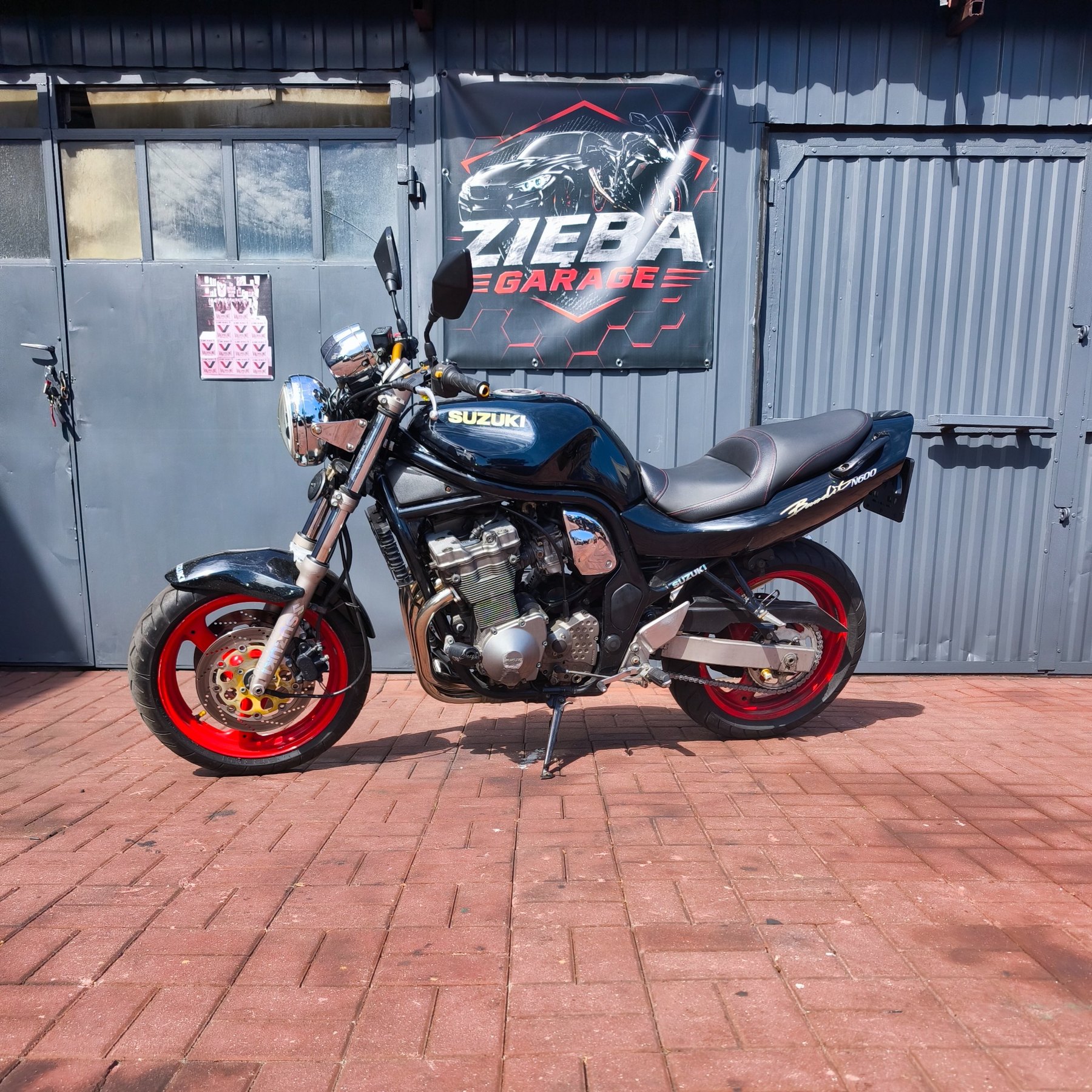 Suzuki Bandit przed Zięba Garage