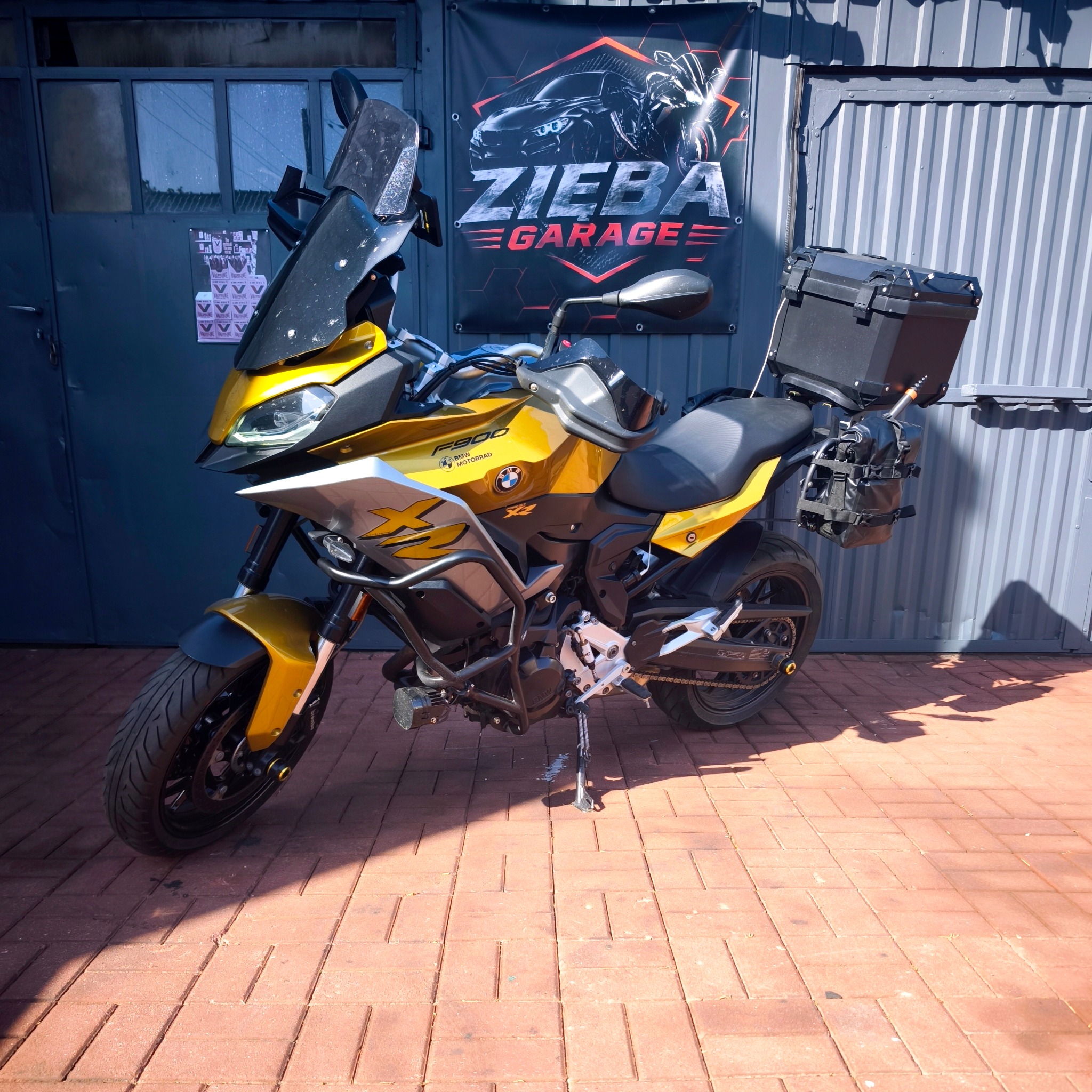 Motocykl przed Zięba Garage
