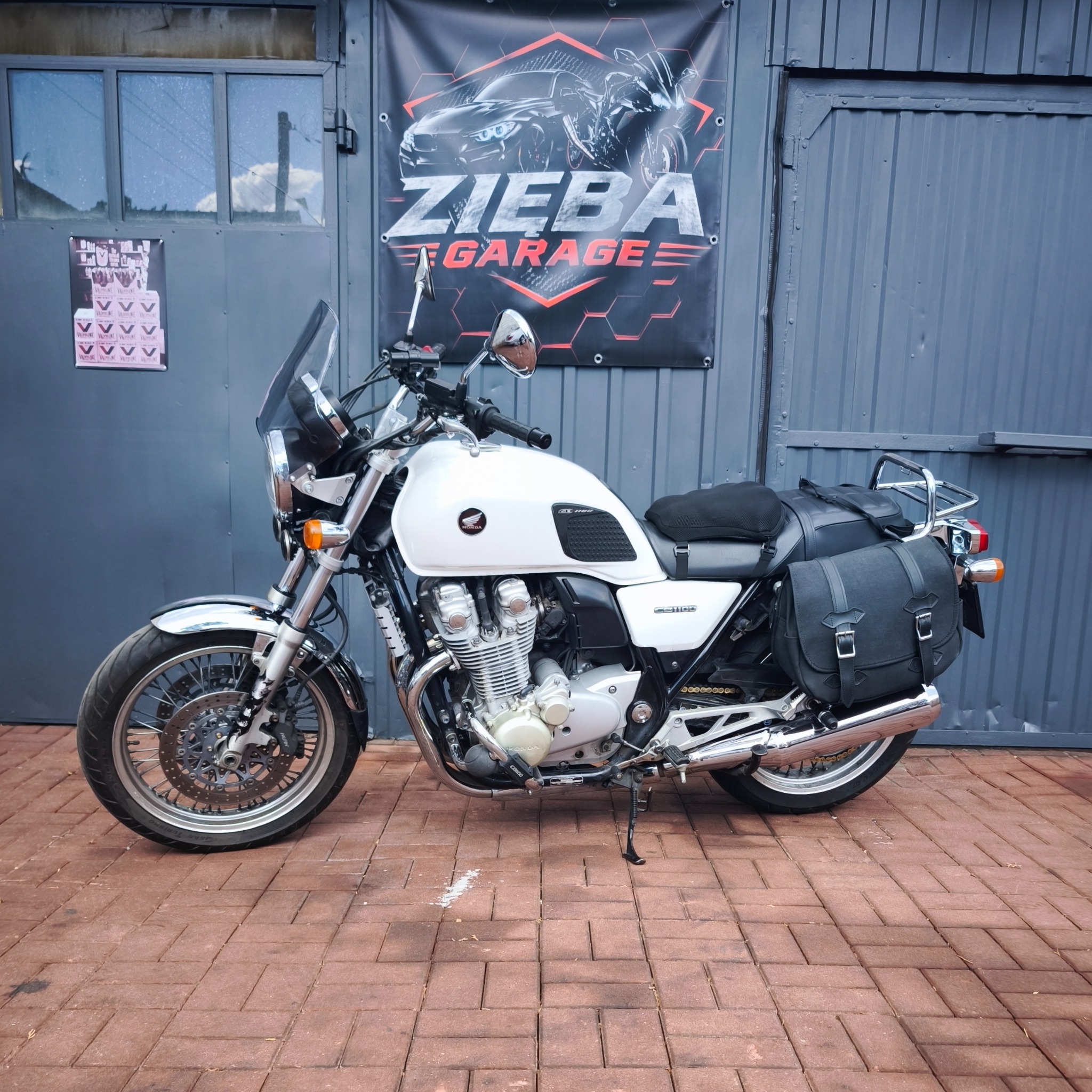 Honda CB przed Zięba Garage
