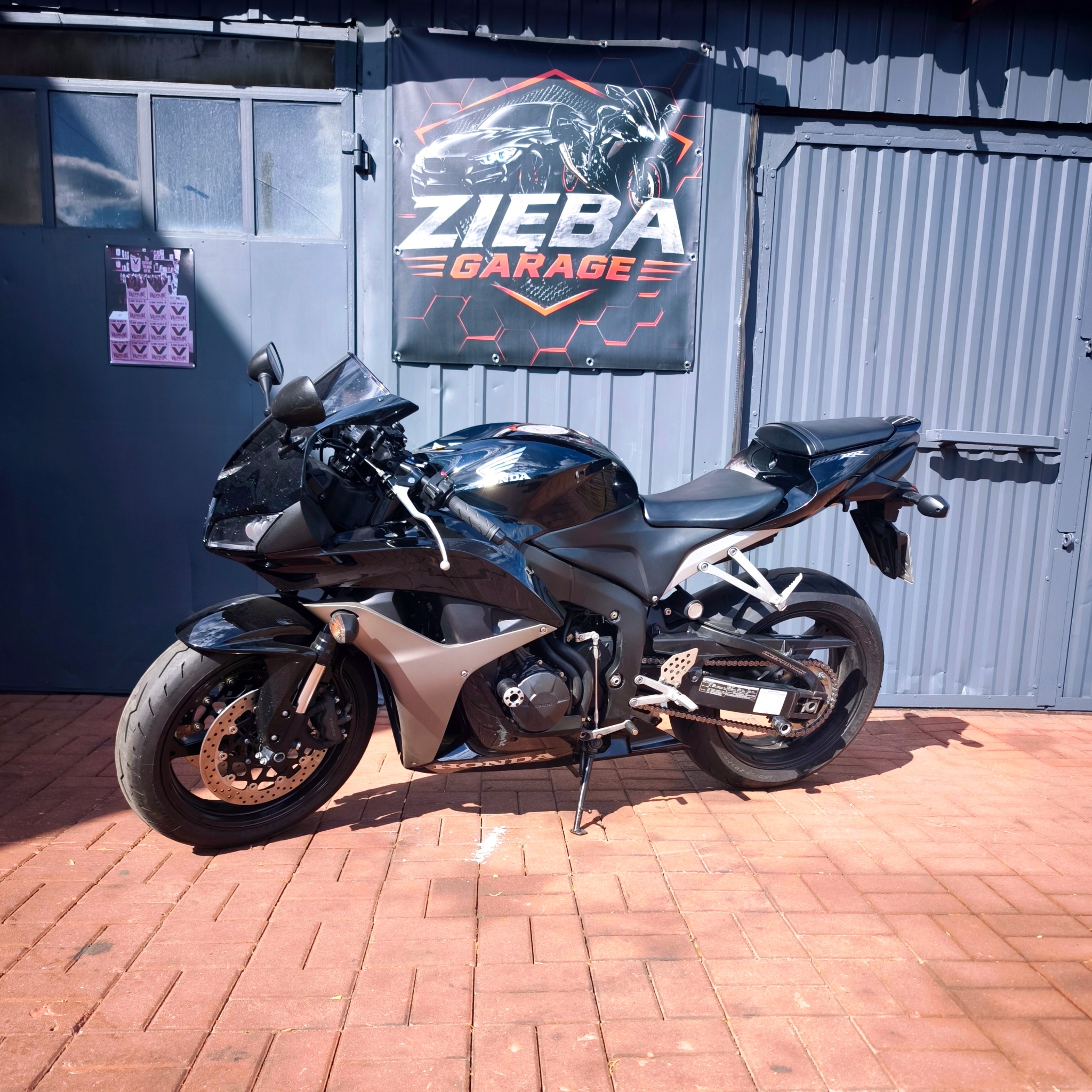 Honda CBR przed Zięba Garage